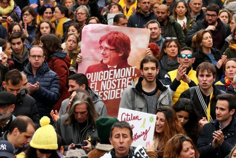 Χιλιάδες κόσμου διαδήλωσαν υπέρ του Πουτζντεμόν – «Σκέφτεται να ζητήσει άσυλο στη Γερμανία»